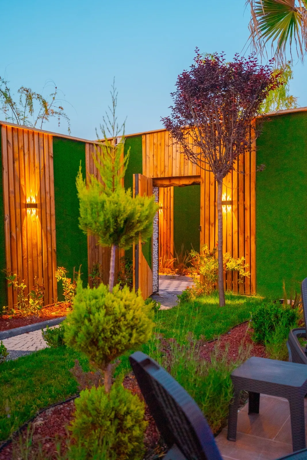 Berra Resort Tatil Köyü'nde yeşil bahçe ve bungalovlar görünümü
