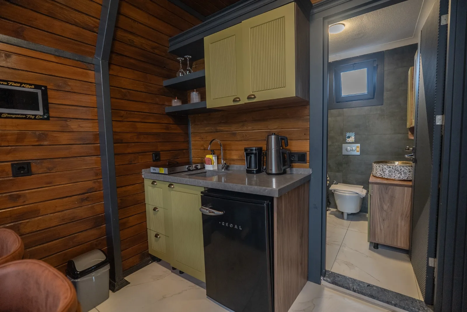 Berra Resort Tatil Köyü'nün modern bungalov mutfağı ve banyo alanı