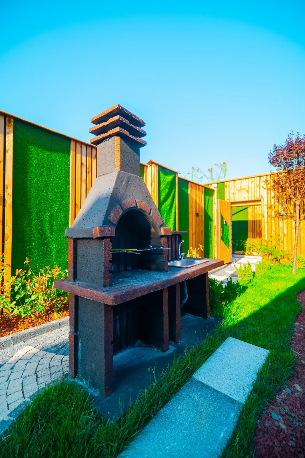 Berra Resort Tatil Köyü'nde yer alan modern barbekü alanı