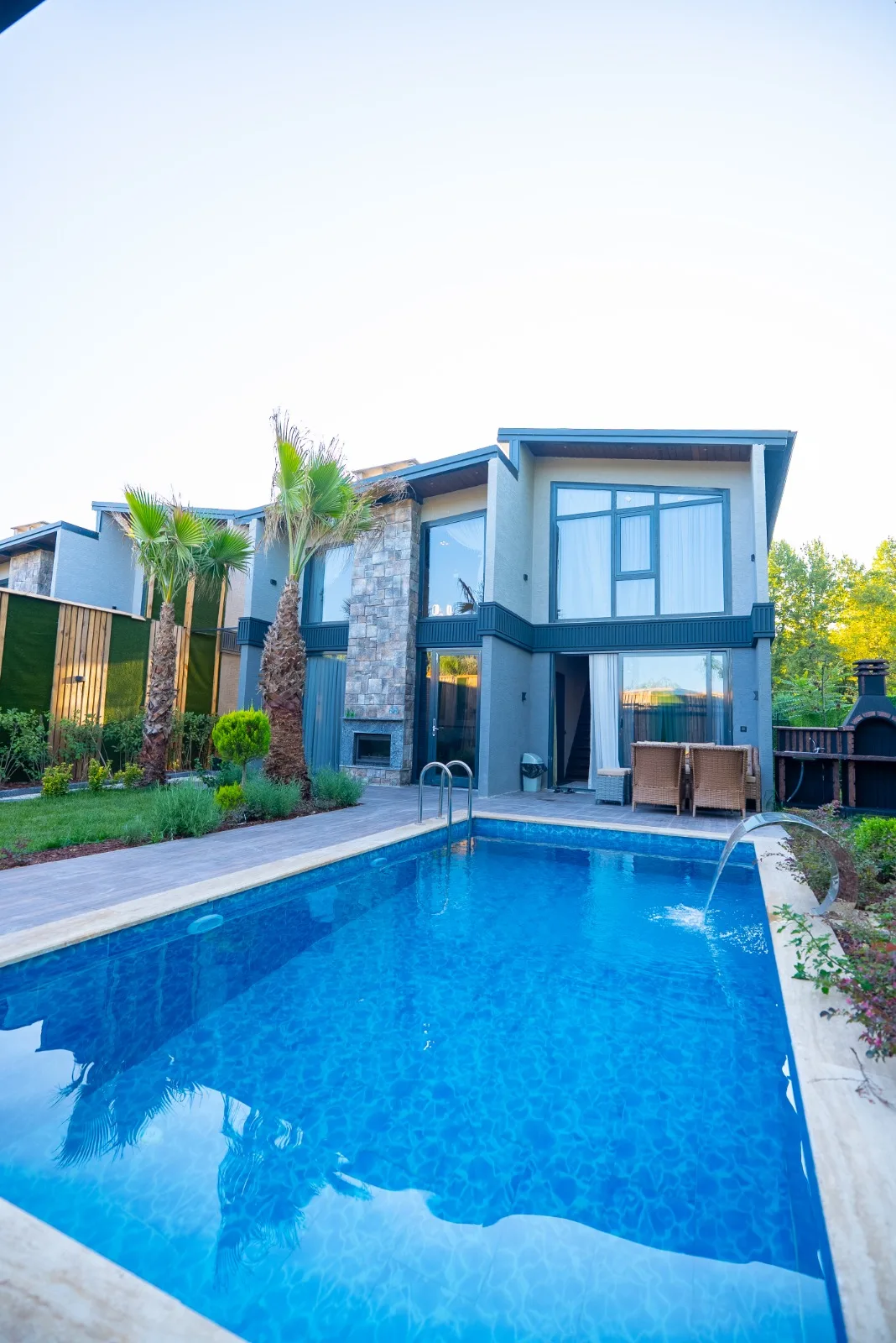 Berra Resort Tatil Köyü'nde özel havuzlu lüks villa görünümü.