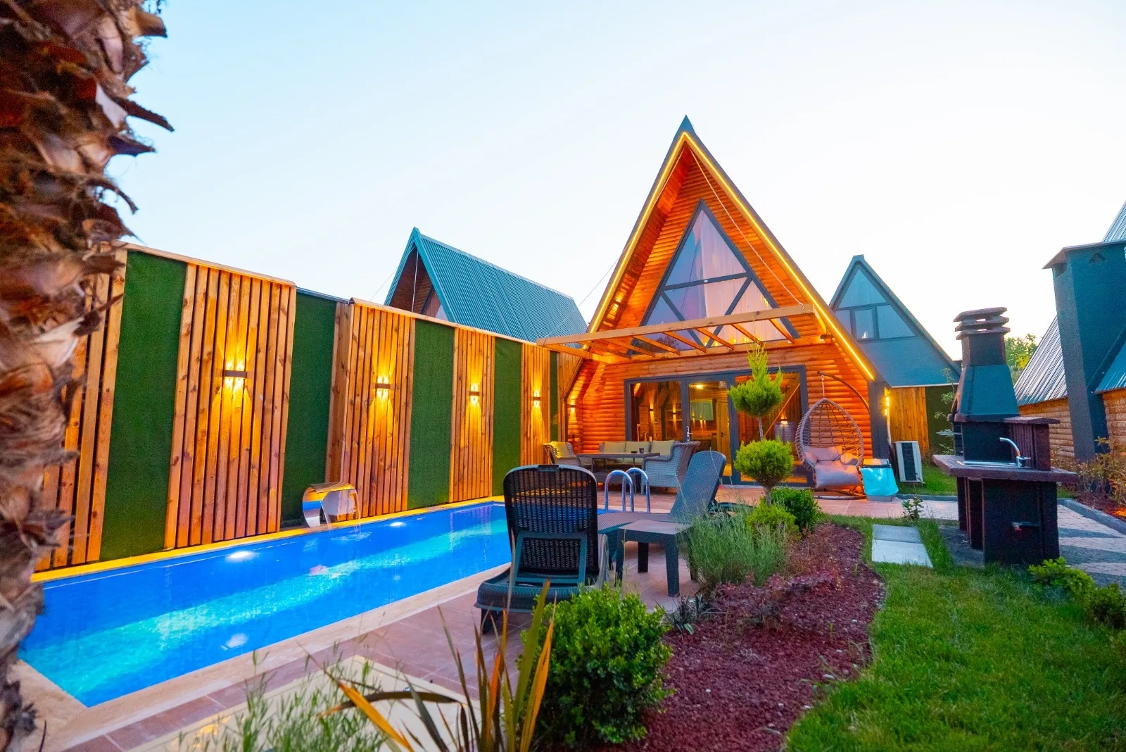 Berra Resort Tatil Köyü'nde özel havuzlu bungalovlar ve doğa manzarası