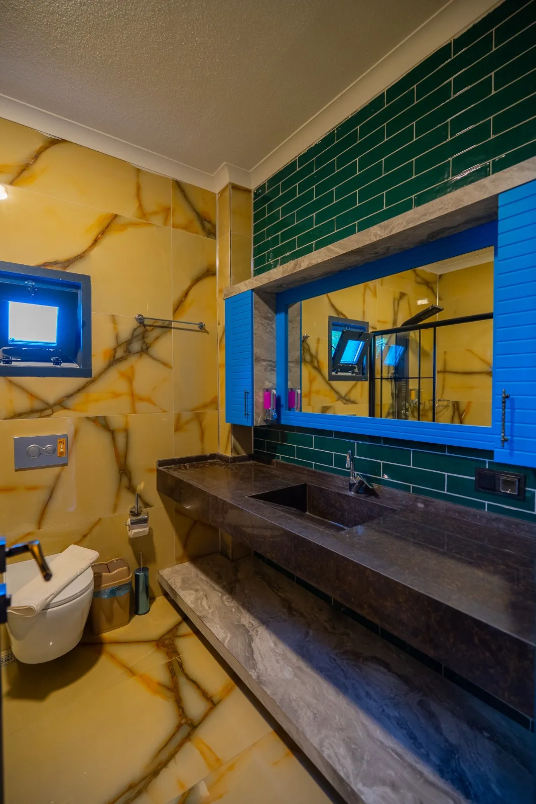 Berra Resort Tatil Köyü'nde modern bir banyo görünümü