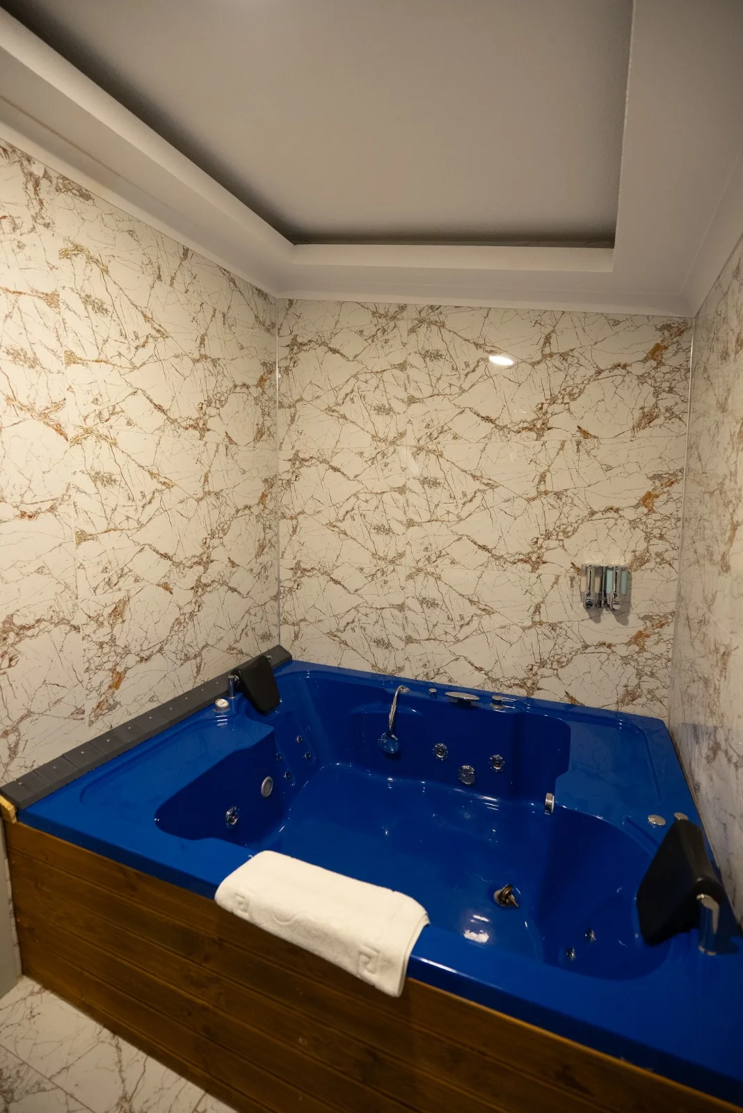 Berra Resort Tatil Köyü'nde lüks jakuzili bungalov görünümü