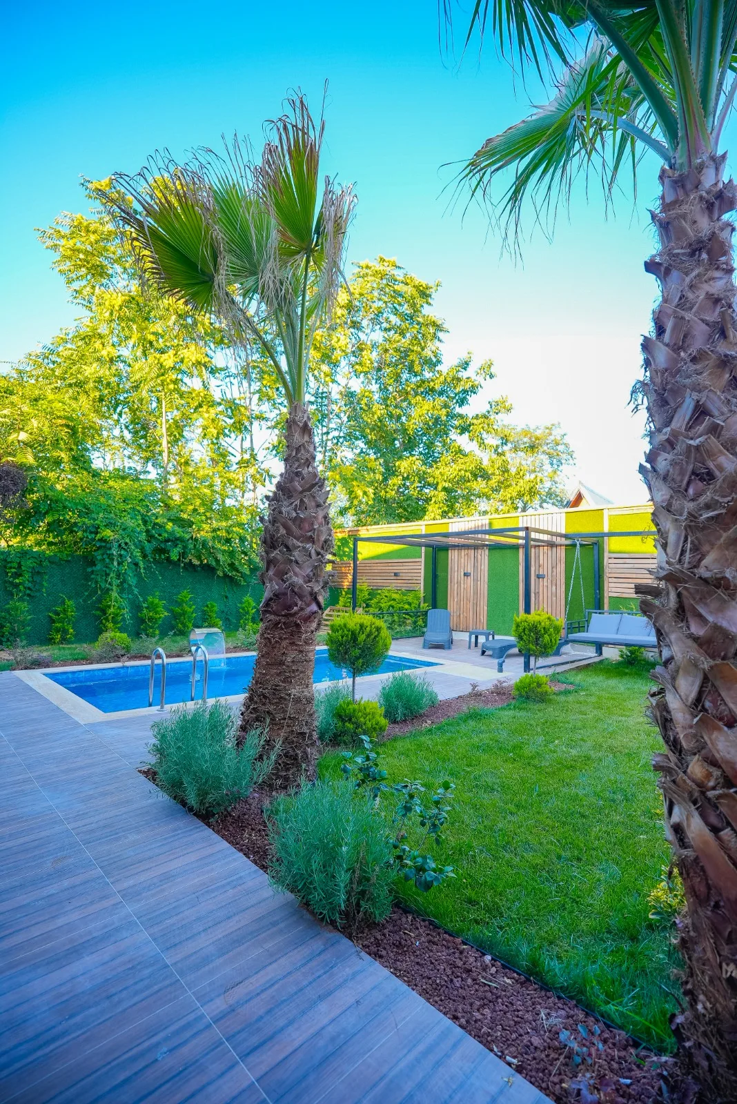 Berra Resort Tatil Köyü Sapanca'da özel havuzlu bungalov ve villa manzarası.