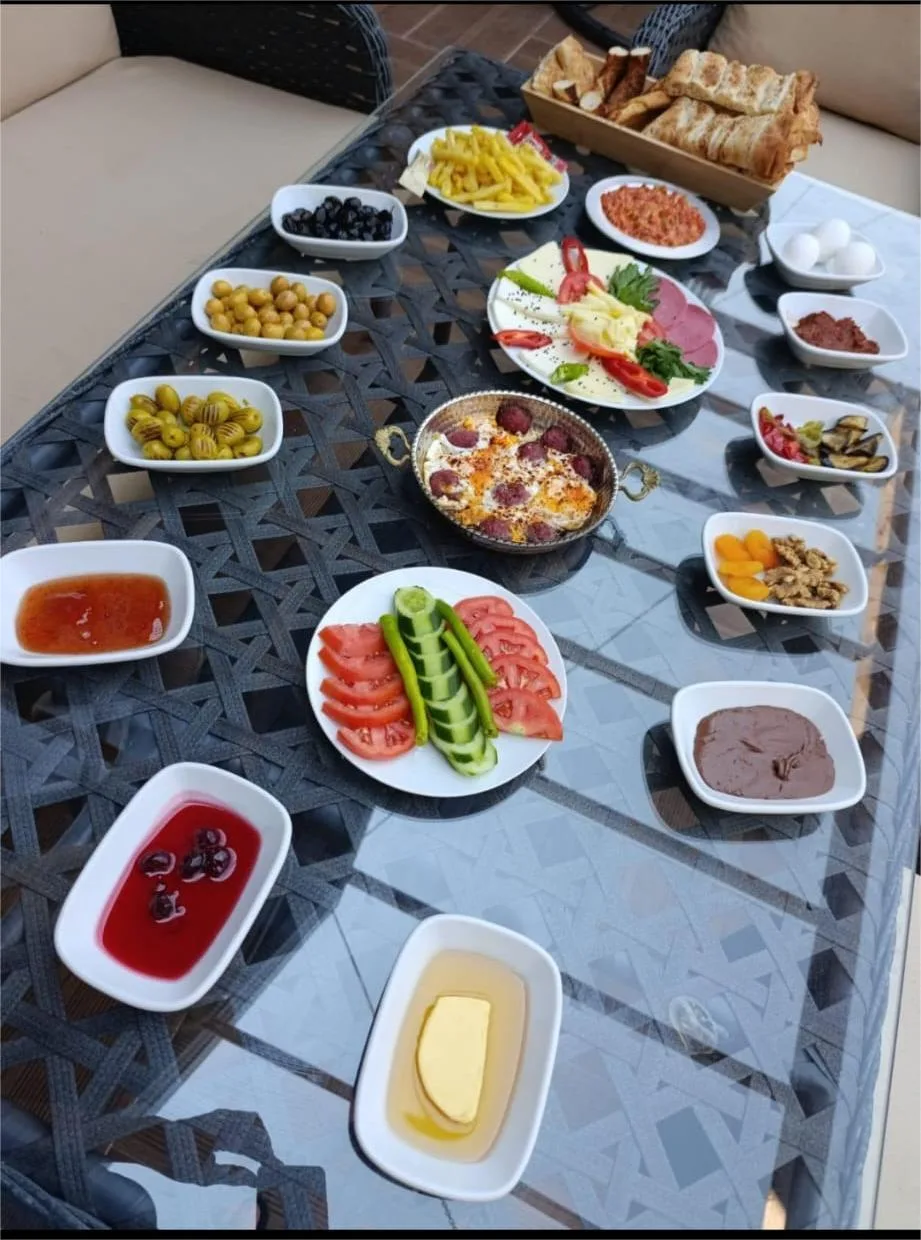 Berra Resort Tatil Köyü Sapanca'da zengin bir kahvaltı masası