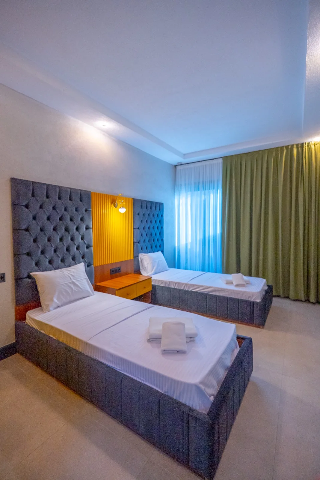 Berra Resort Tatil Köyü Sapanca'da konforlu iki yataklı oda görünümü.