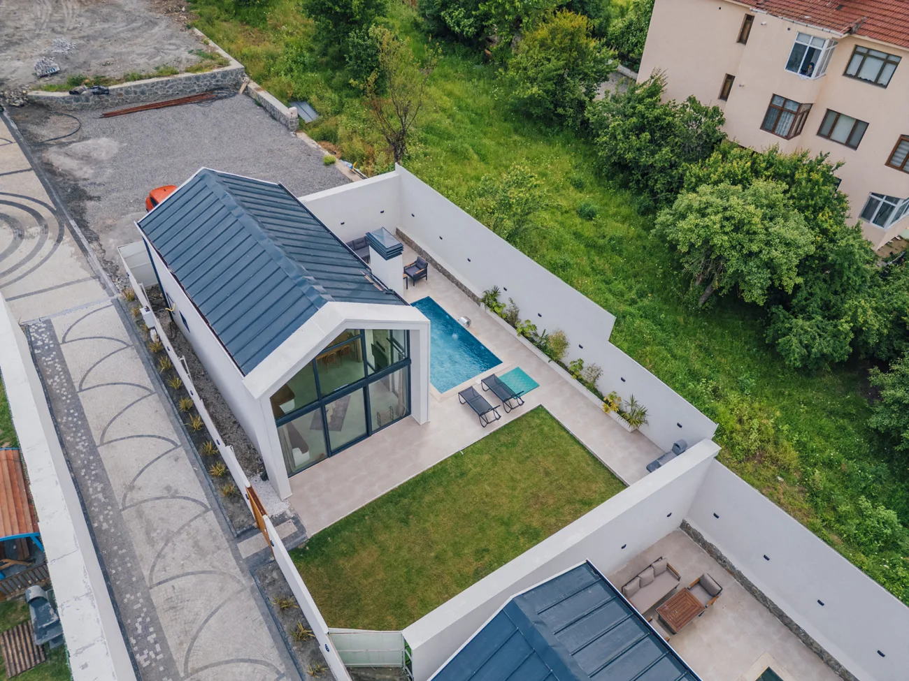 Boho Sapanca otelinin özel havuzlu bungalovlarından birinin genel görünümü.