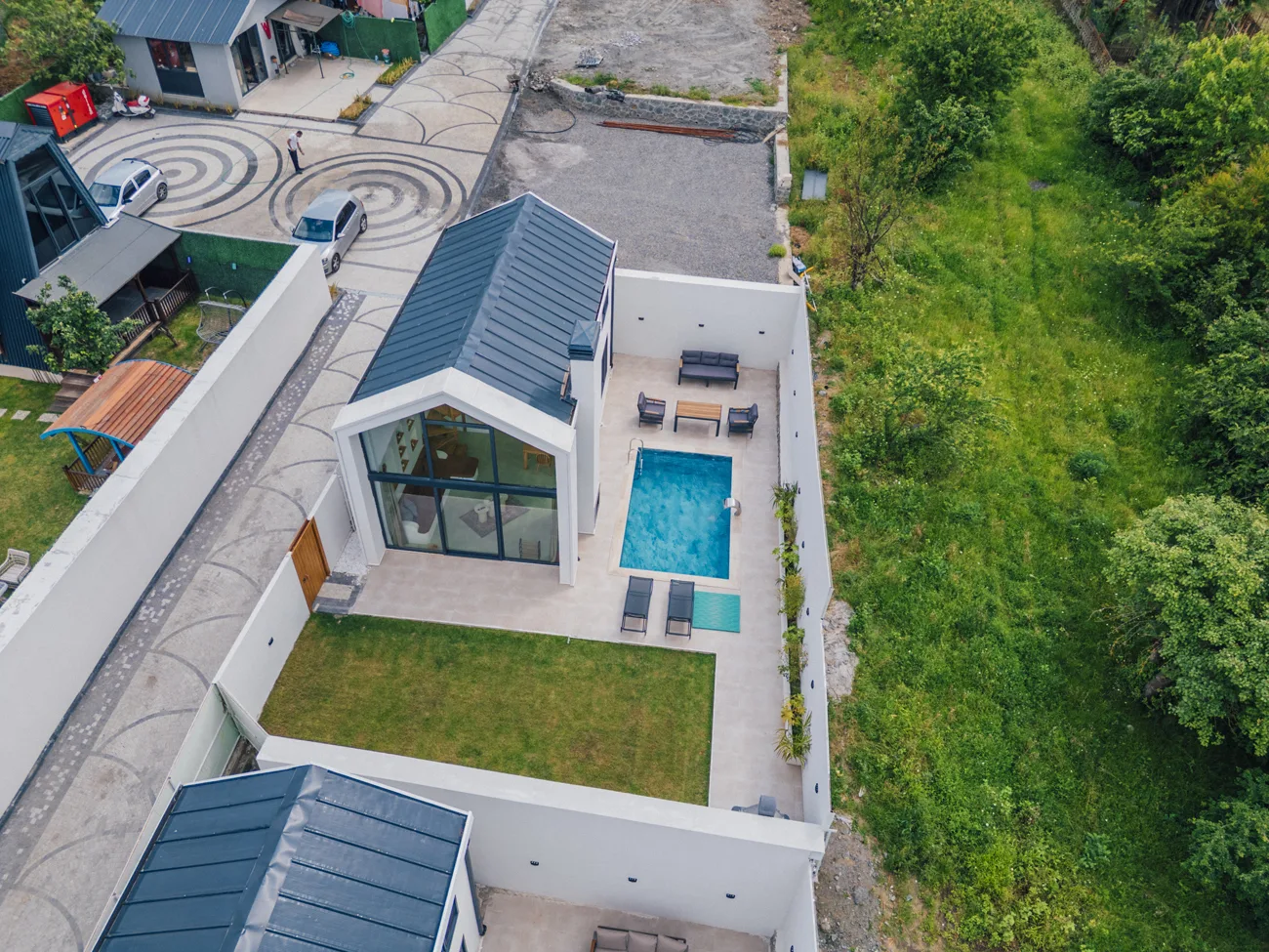 Boho Sapanca otelinin özel havuzlu bungalovlarının genel görünümü