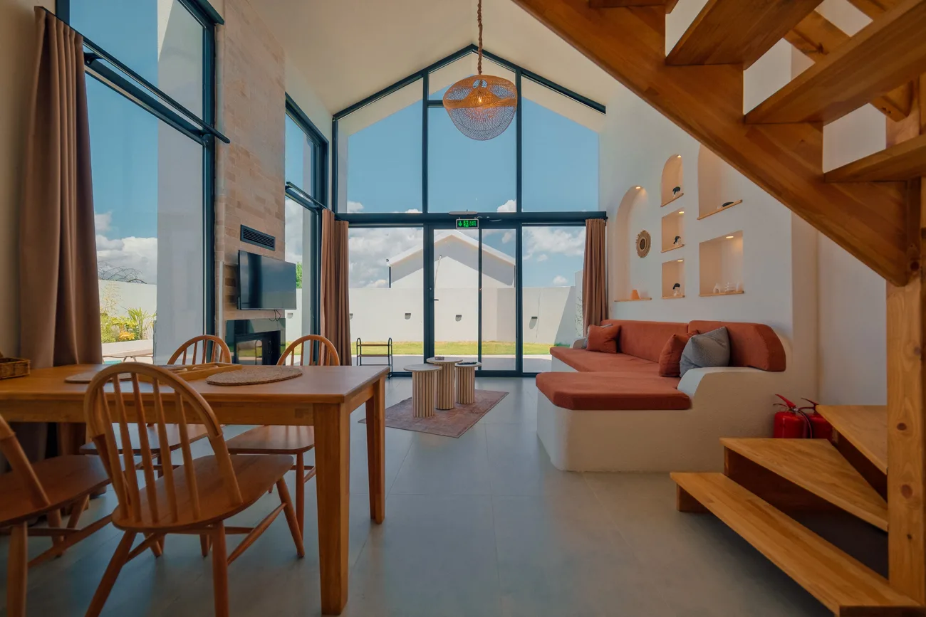 Boho Sapanca iç mekanında modern tasarıma sahip bir otel odası.