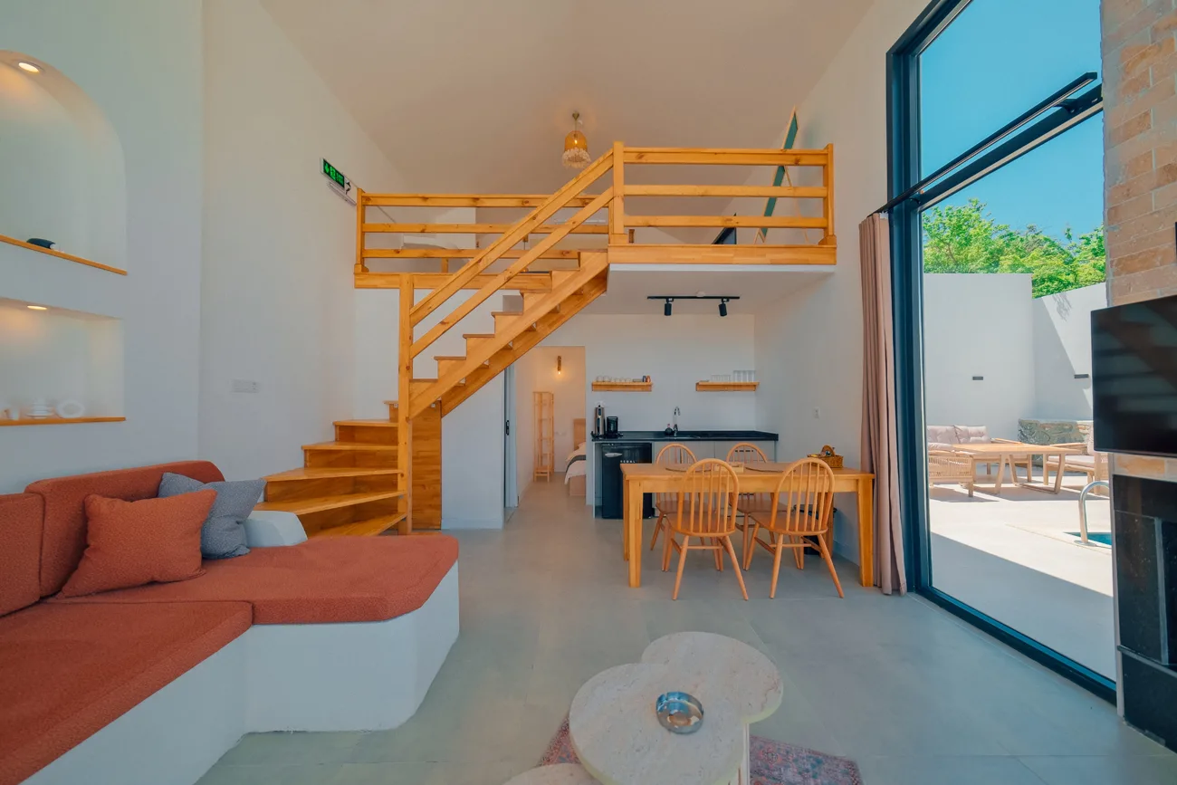 Boho Sapanca bungalov iç mekan görseli, asma kat ve modern tasarım.