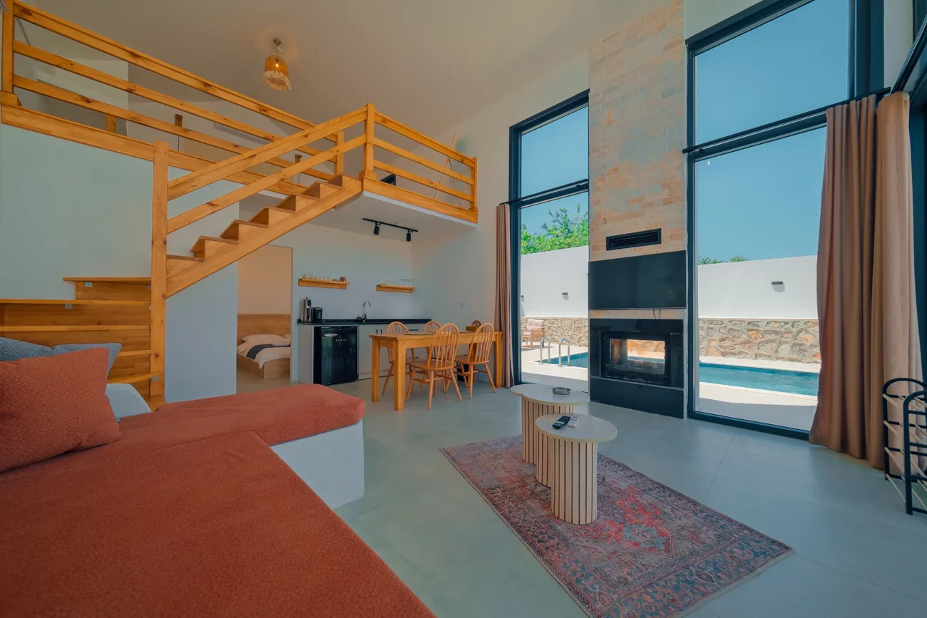 Boho Sapanca bungalovunun iç mekan görünümü, özel havuz ve şömine