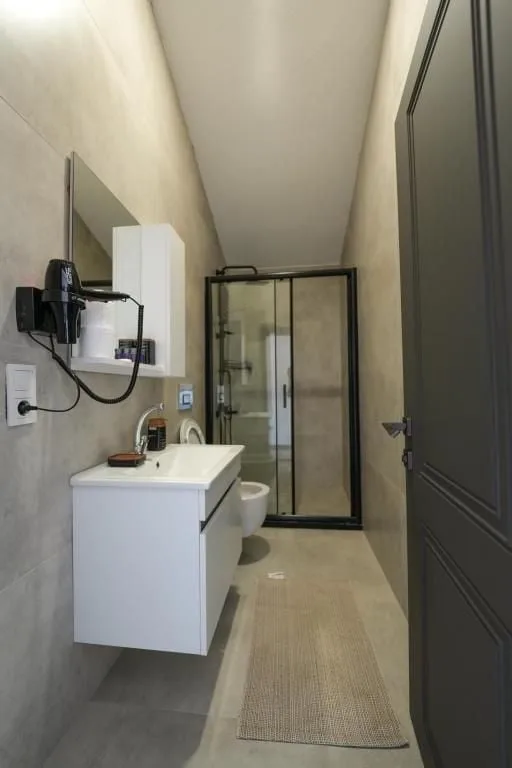 Eight Sapanca otelinin modern banyo tasarımı, şık detaylar ve konfor sunuyor.