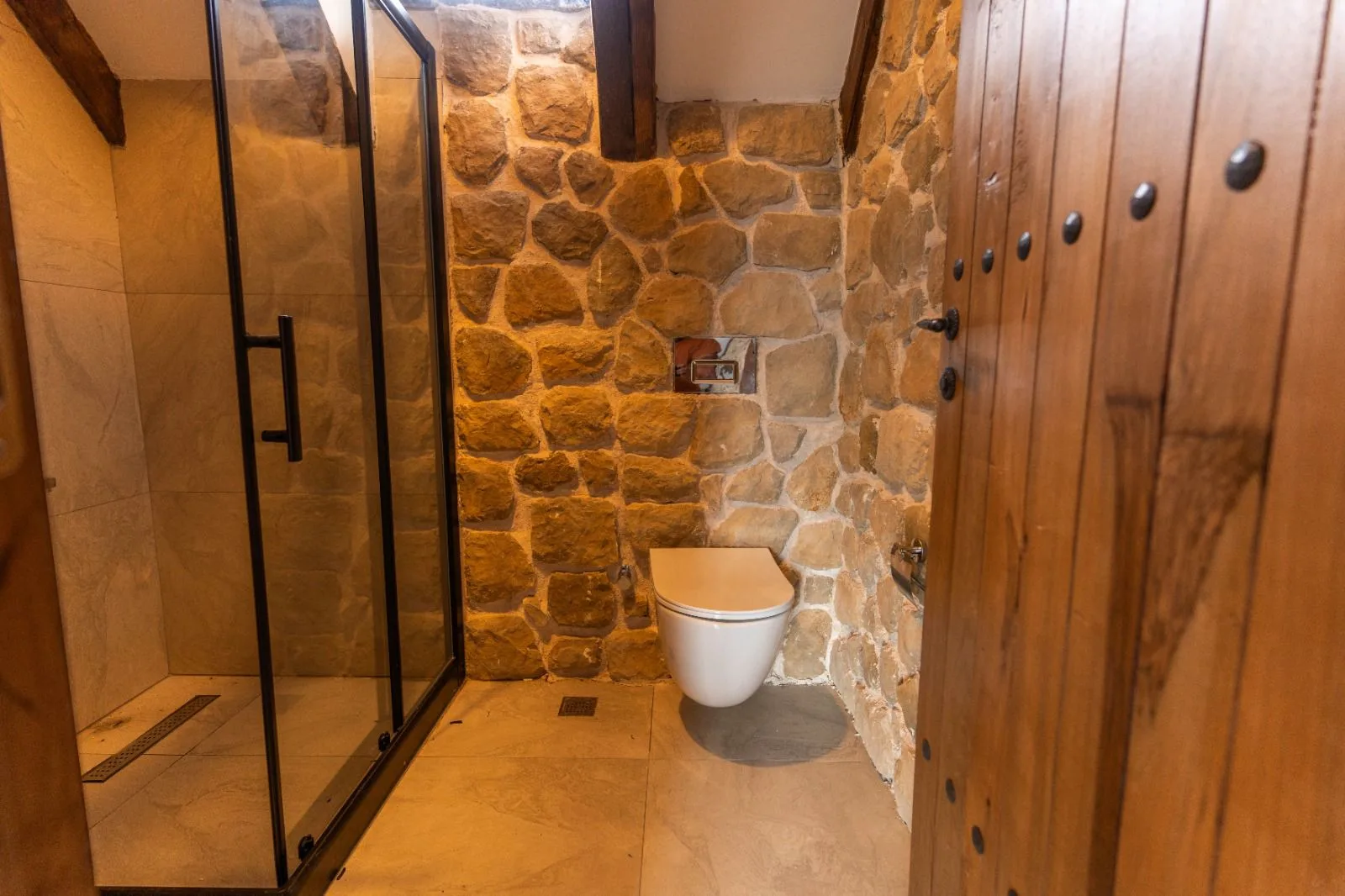 Han Sapanca'nın modern banyo tasarımı ve doğal taş duvarları