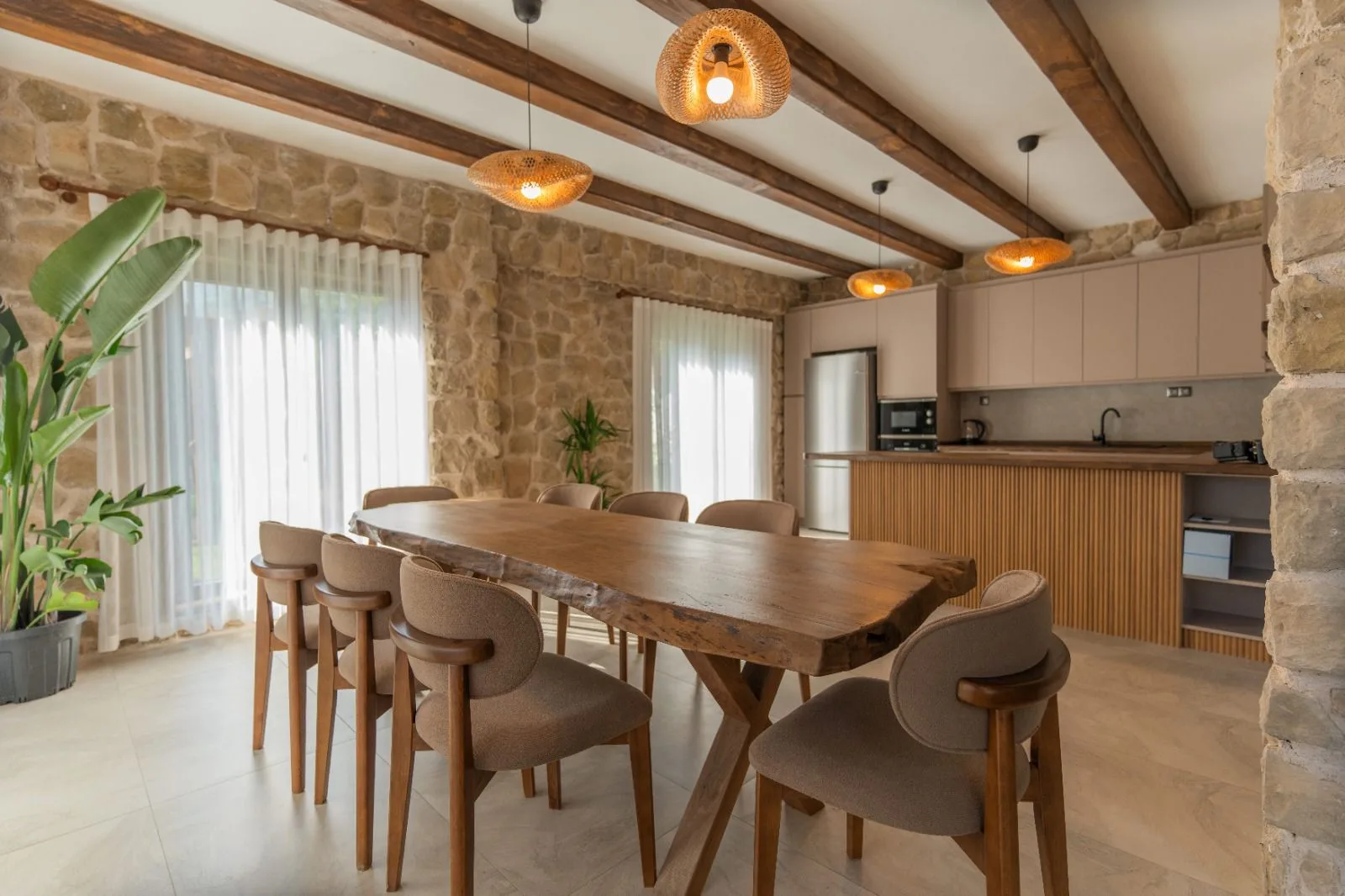 Han Sapanca otelinde modern tasarımlı yemek alanı