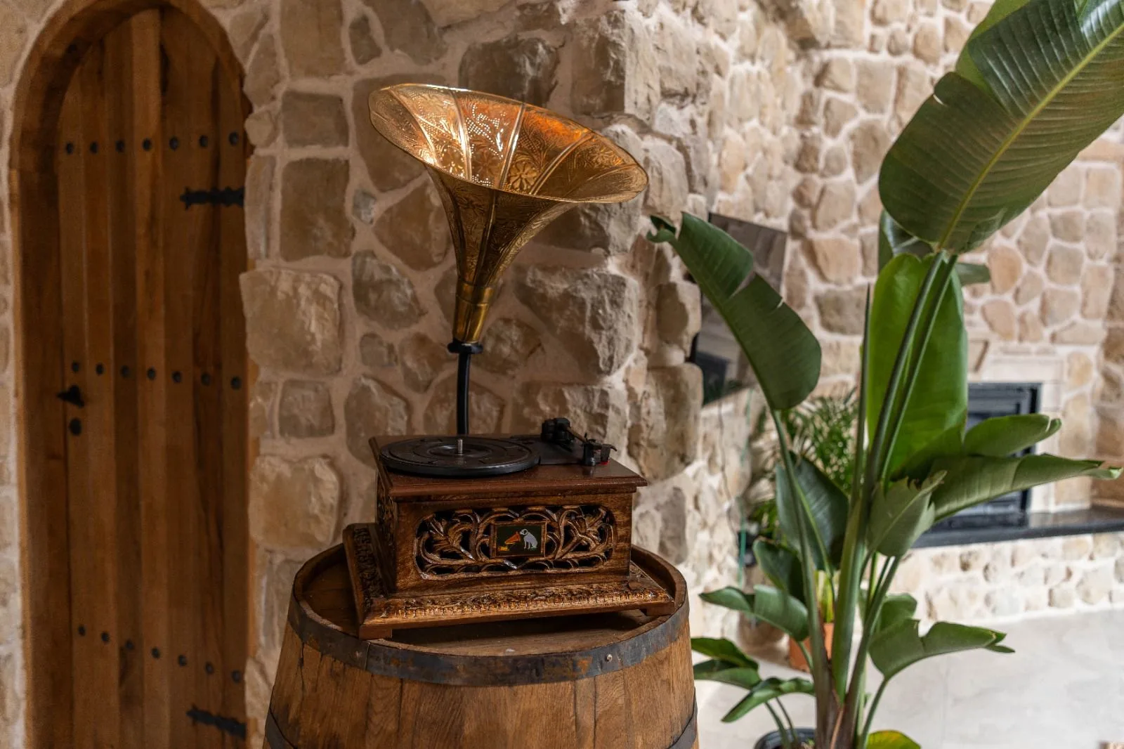 Han Sapanca otelinin iç mekanında vintage gramofon ve doğal bitkiler