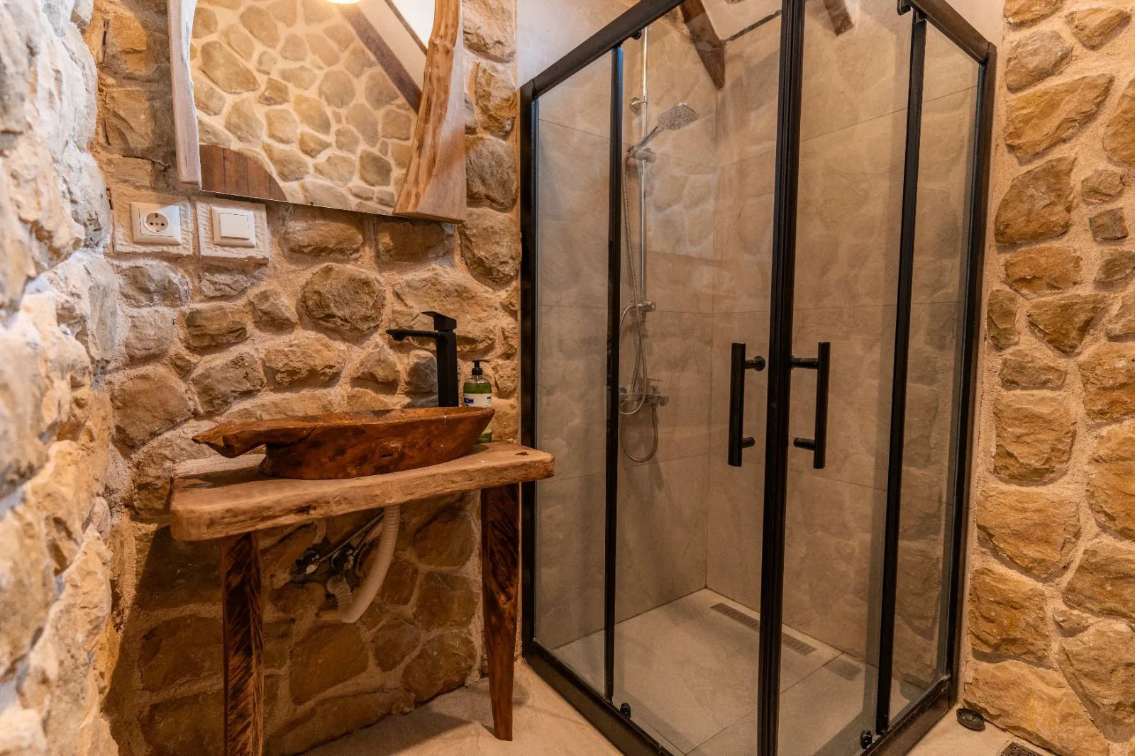 Han Sapanca otelinin doğal taşlarla dekore edilmiş banyo alanı