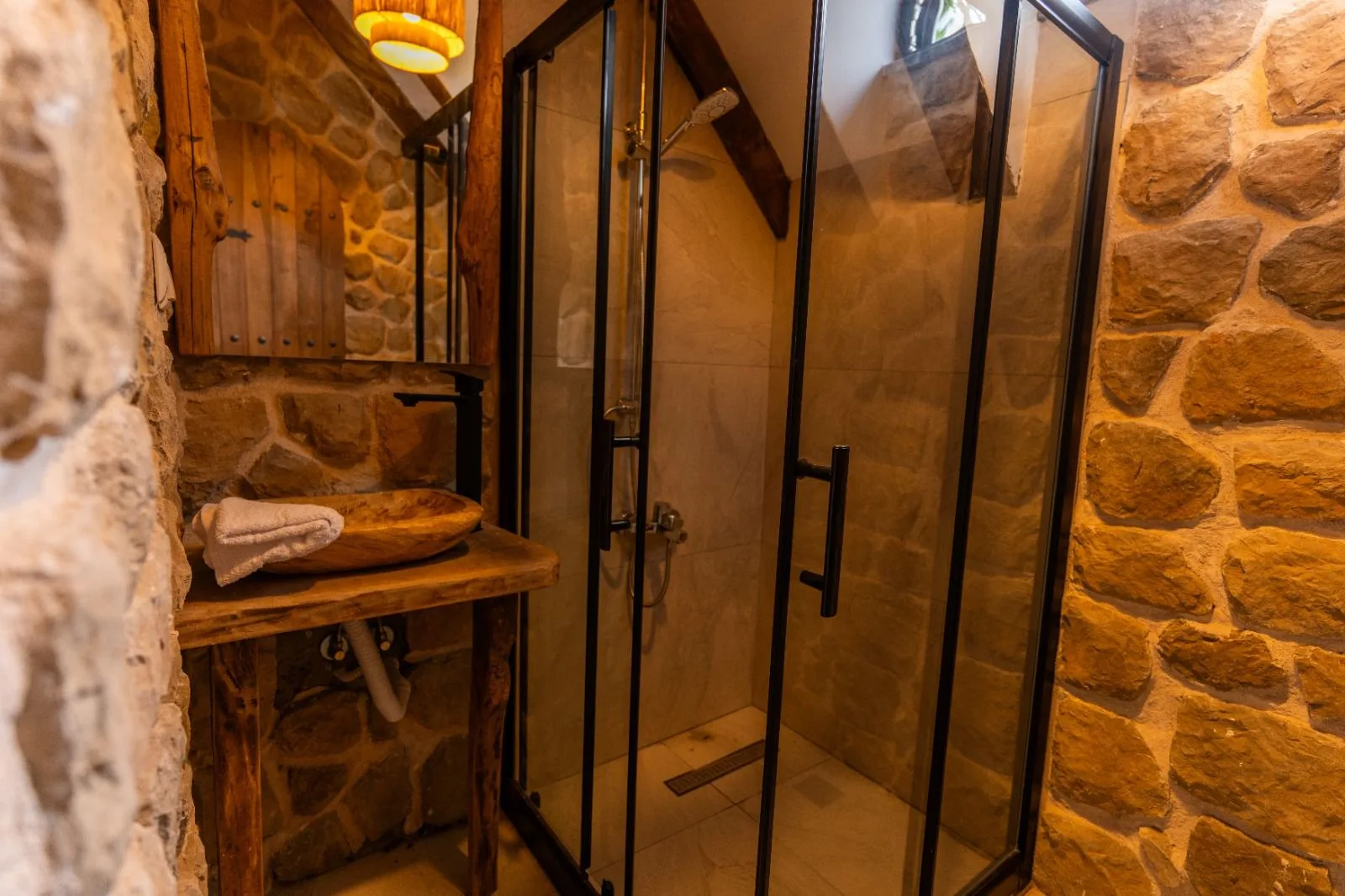 Han Sapanca otelinde doğal taşlardan yapılmış banyo görünümü