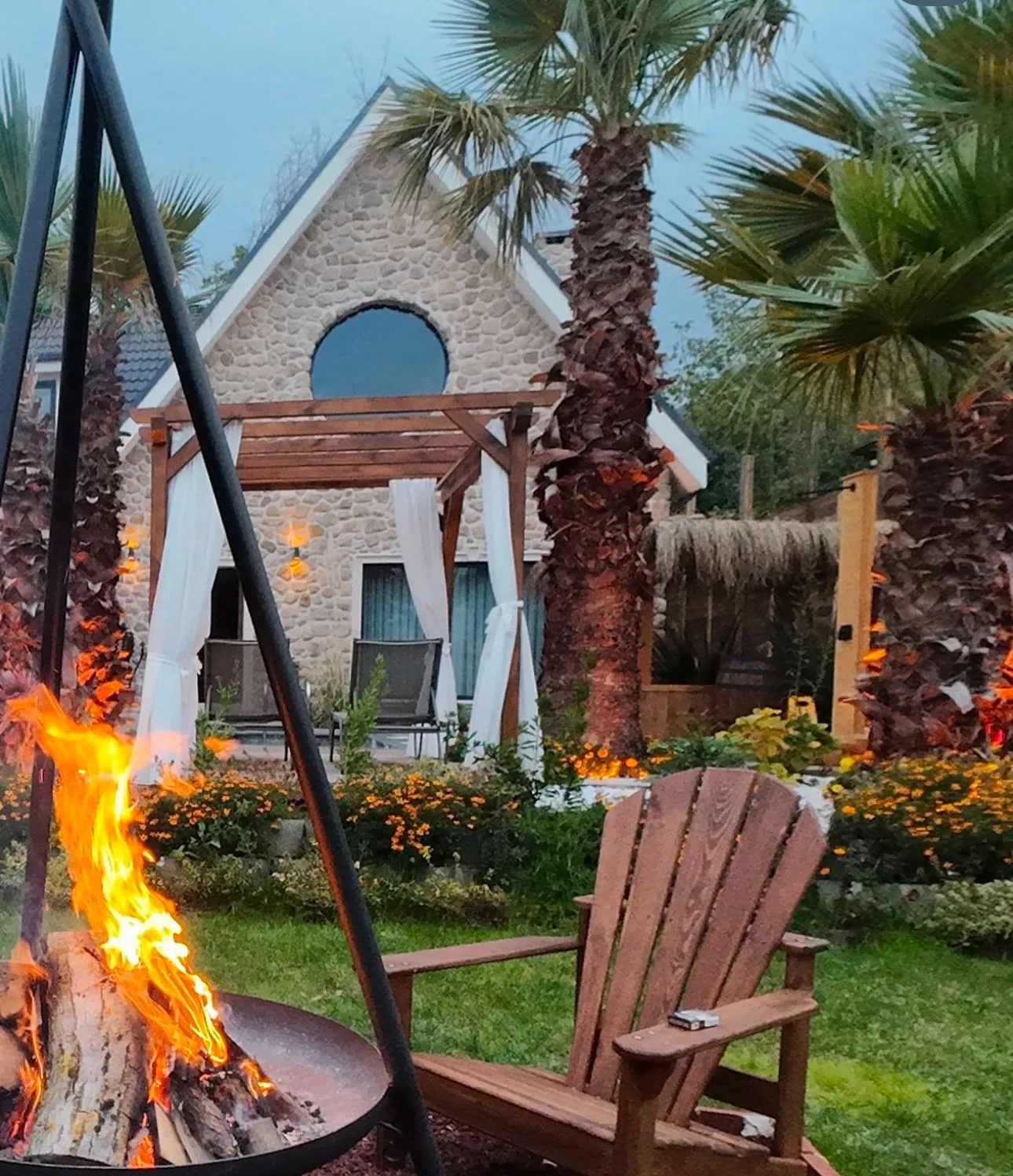 Han Sapanca'nın bahçesinde ateş çukurunun yanında oturma alanı