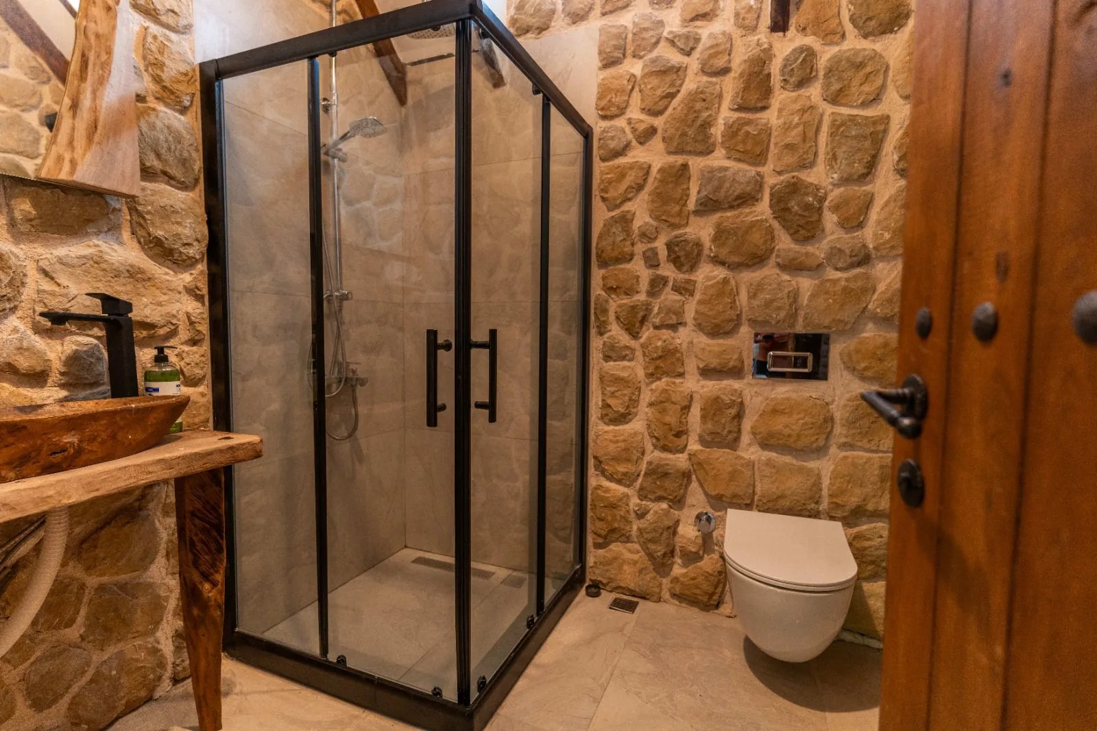 Han Sapanca otelinde şık bir banyo görünümü