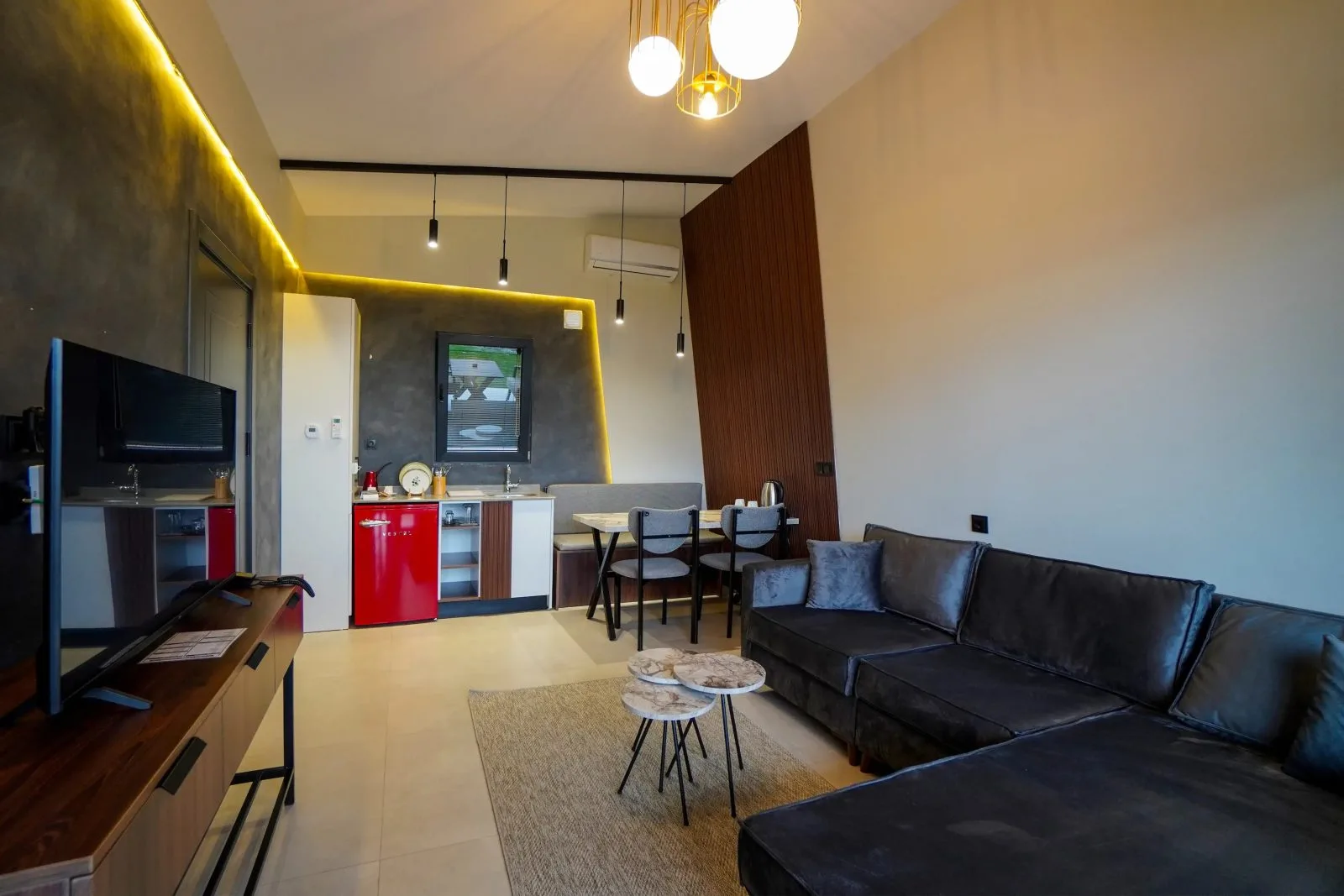 Lake Look Sapanca bungalovunun modern salonu ve mutfak alanı