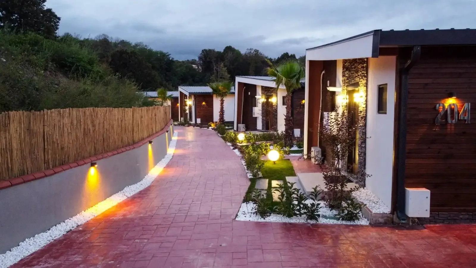 Lake Look Sapanca'daki özel havuzlu bungalovların genel görünümü