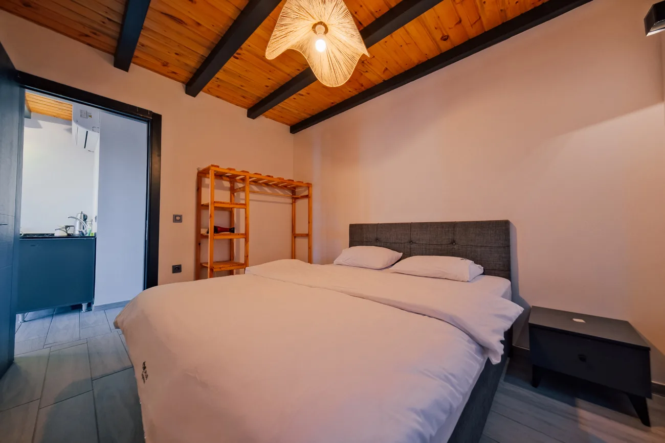 Sapanca Cbc Plus Bungalov'un modern iç mekânı ve konforlu yatak odası