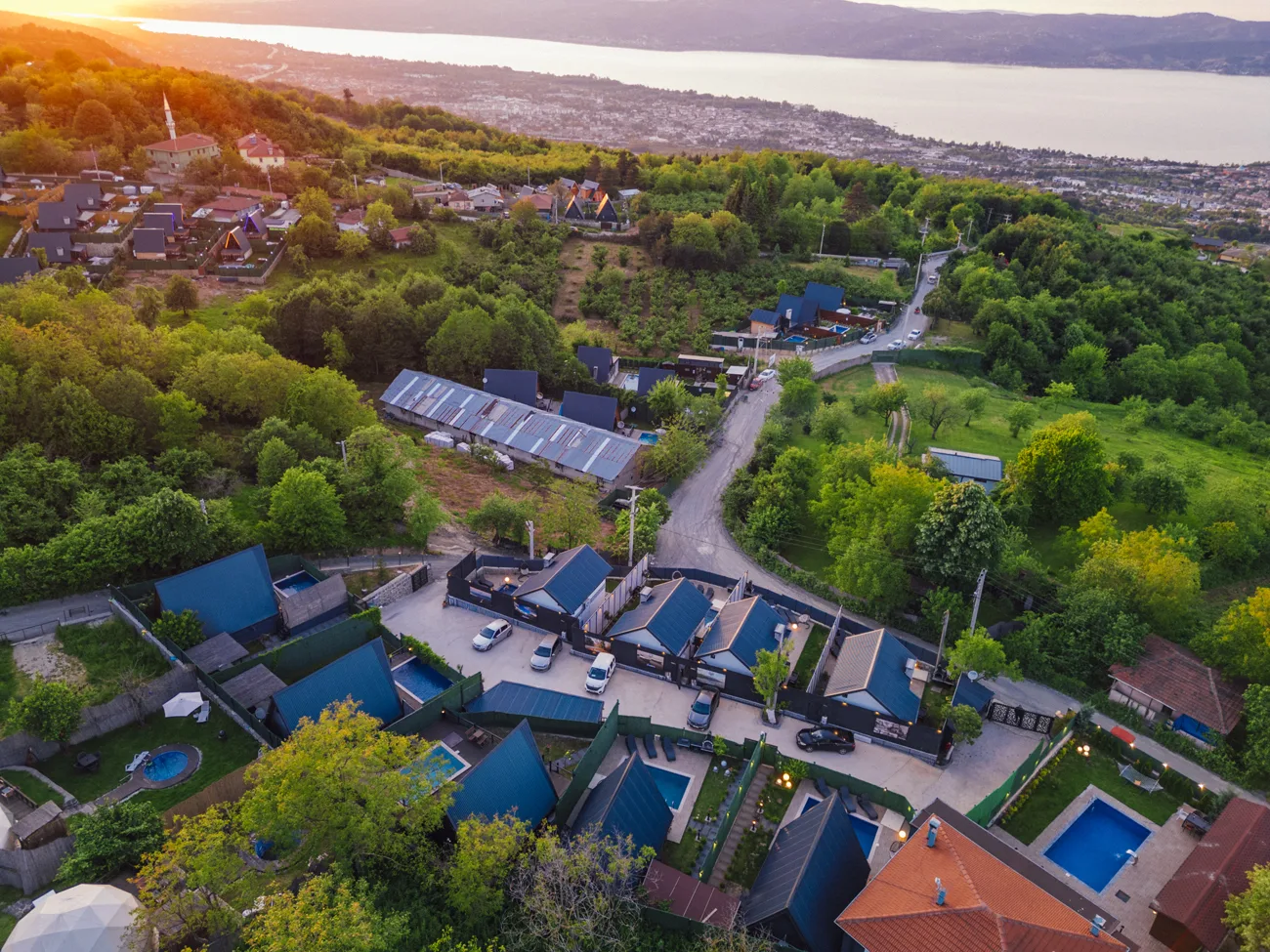 Sapanca Cbc Plus Bungalov genel görünümü, yeşil alanlar ve bungalovlar