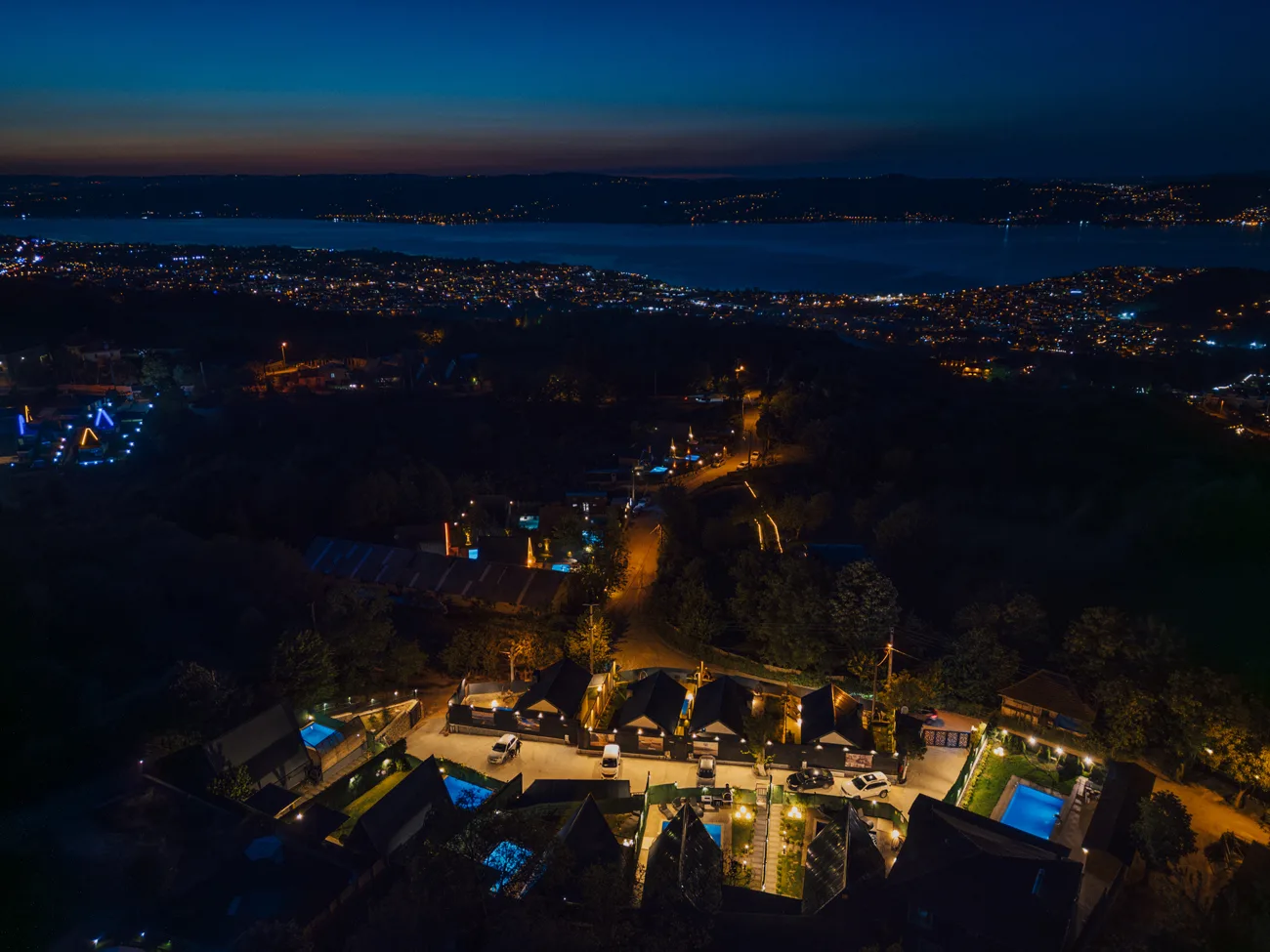 Sapanca Cbc Plus Bungalov'un gece manzarası ve bungalovların genel görünümü
