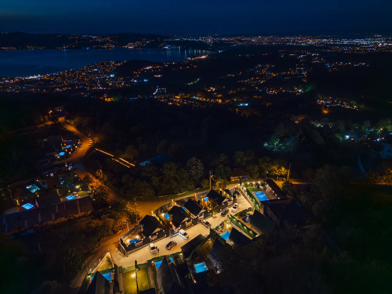 Sapanca Cbc Plus Bungalov genel görünüm, doğal manzara ve aydınlatılmış bungalovlar