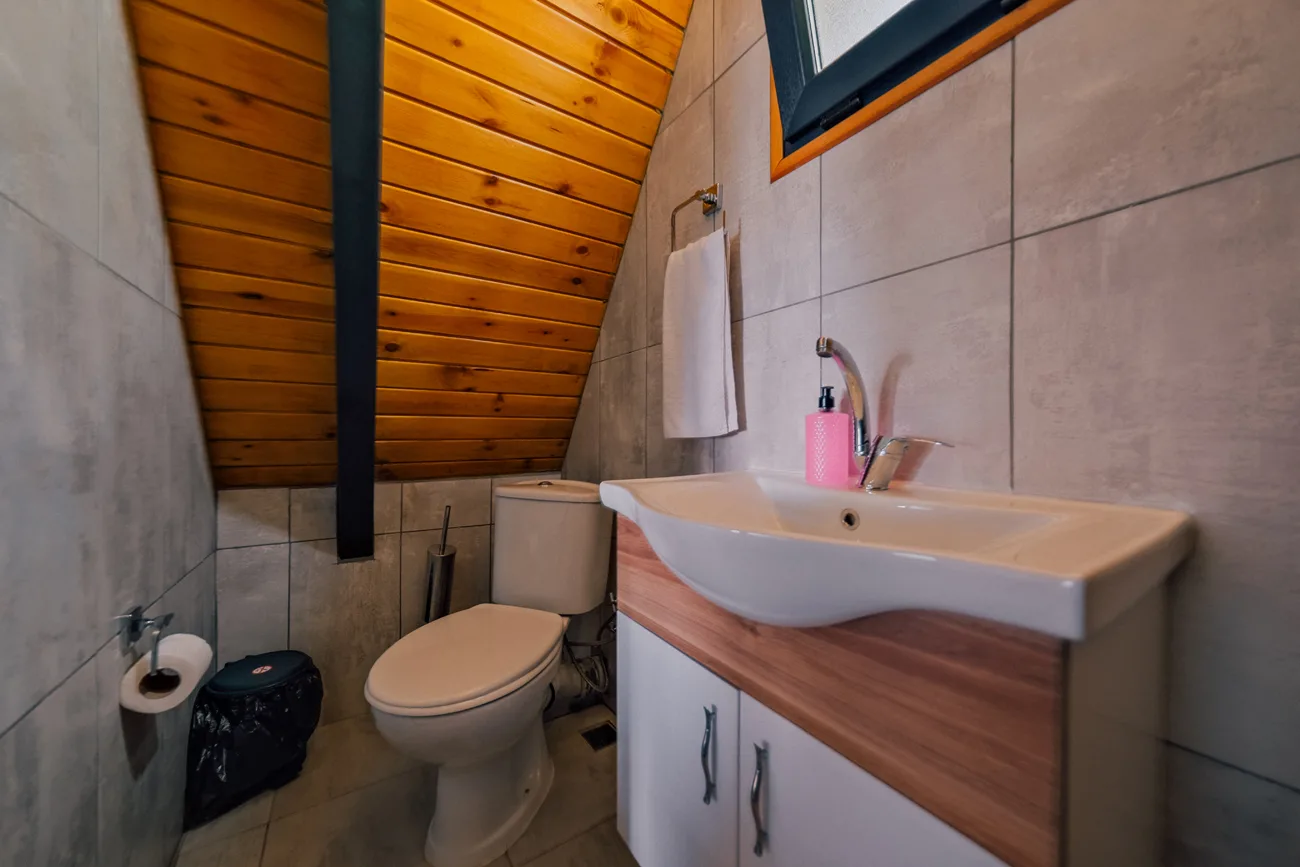 Sapanca Cbc Plus Bungalov'un modern ve şık banyo tasarımı