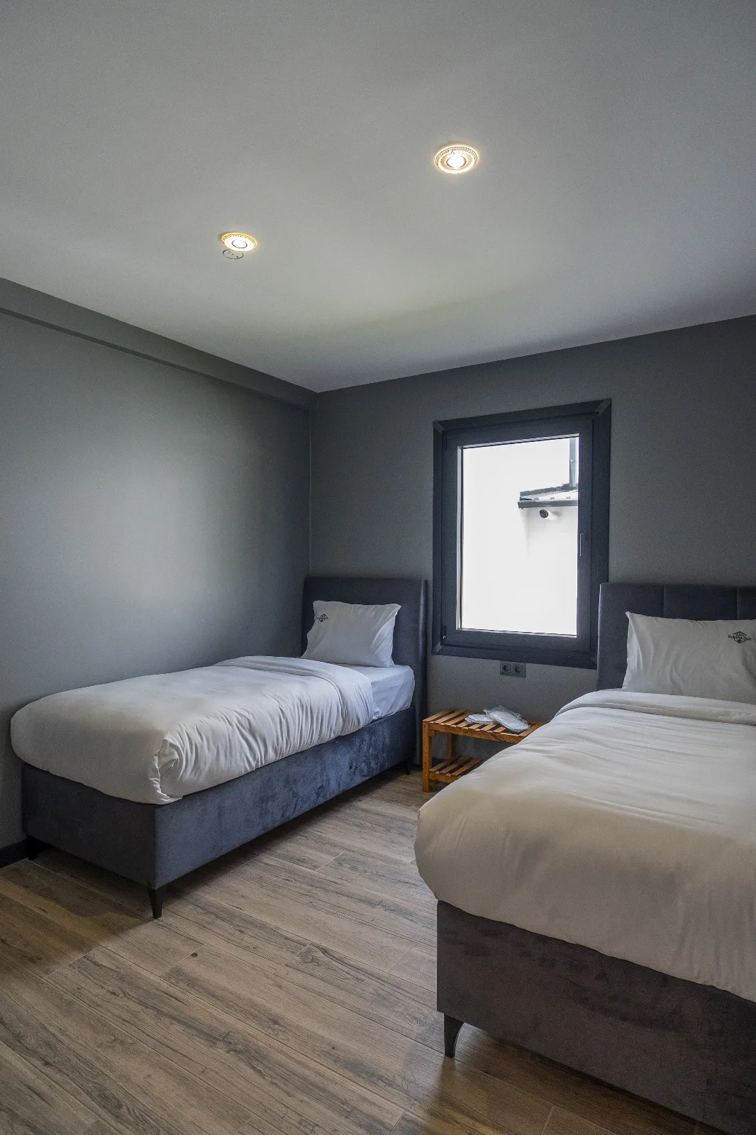 Sapanca Kokina Suit bungalovlarının iç görünümü, modern tasarım ve konfor.