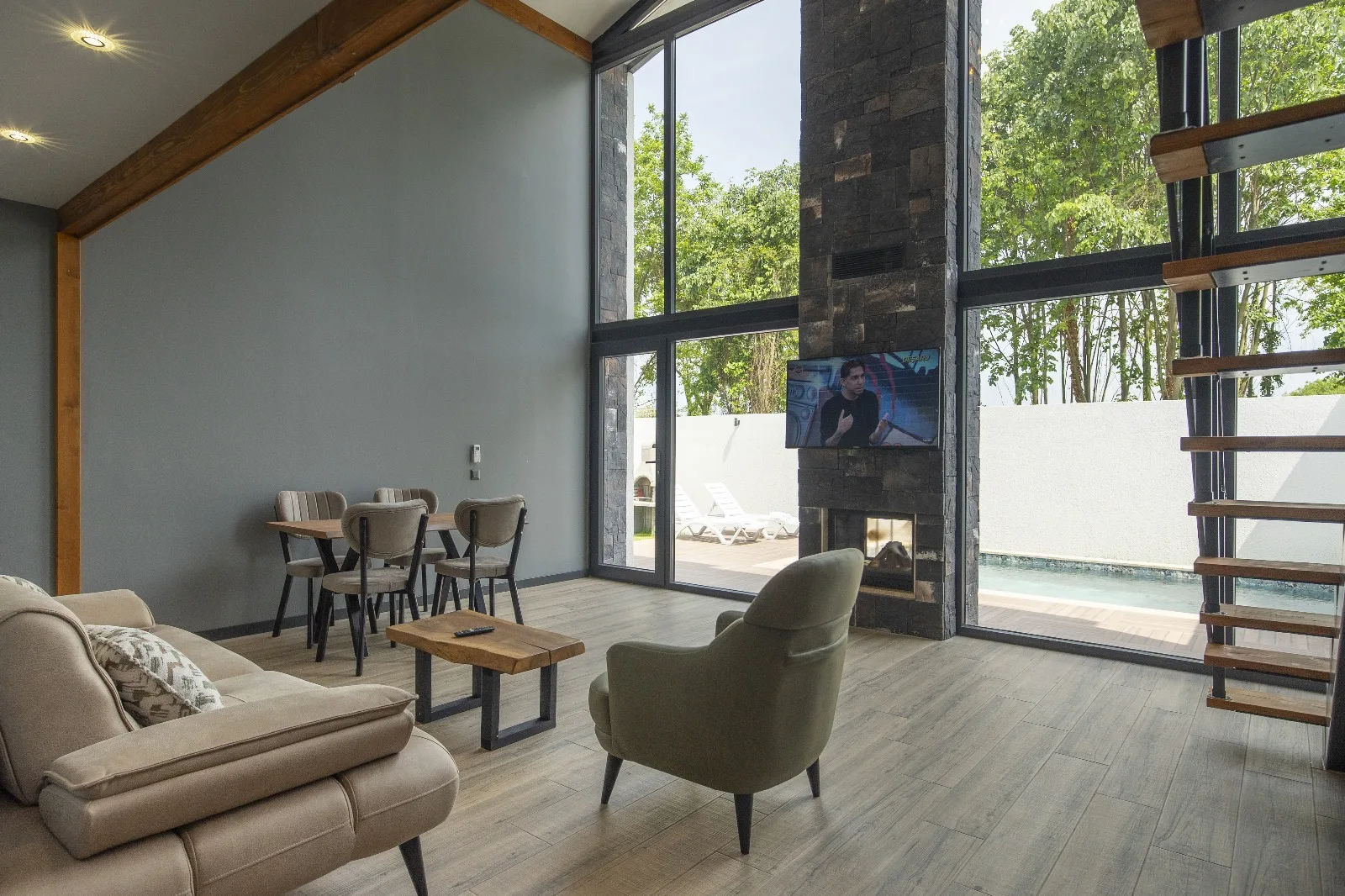 Sapanca Kokina Suit'in iç mekan görünümü, modern tasarım ve doğal manzaralar