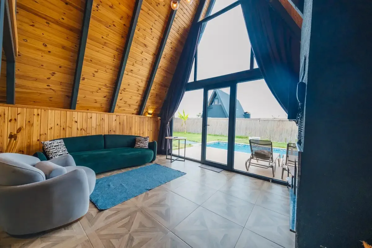 Sapanca My Resort Prive bungalovunun iç mekan görünümü, konforlu oturma alanı ve özel havuz.