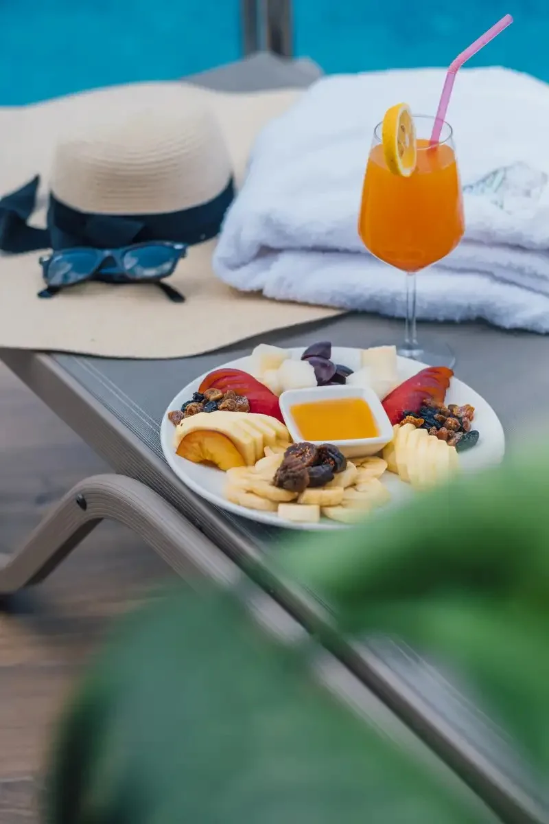 Sapanca My Resort Prive'de meyve tabağı ve içecek ile dinlendirici bir gün.