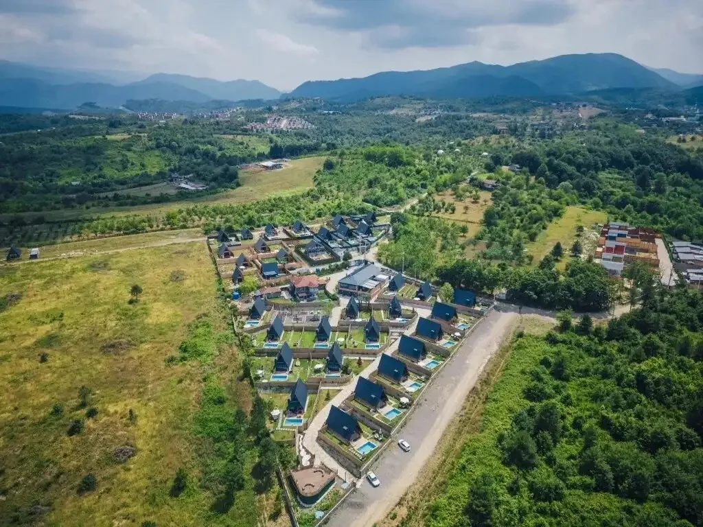 Sapanca My Resort Prive'de özel havuzlu bungalovların genel görünümü
