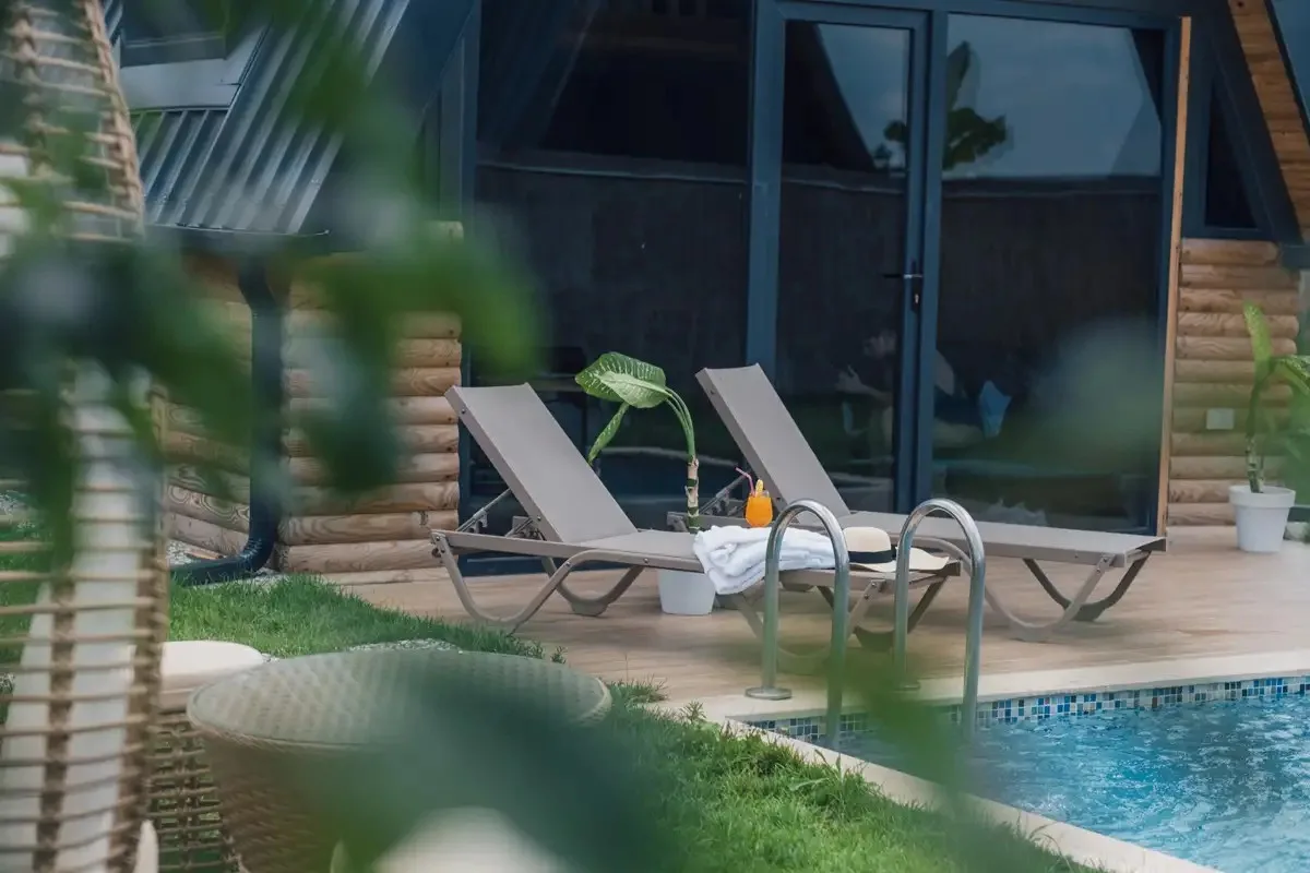 Sapanca My Resort Prive'de özel havuz ve rahatlama alanları