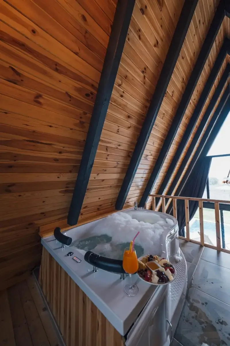 Sapanca My Resort Prive'deki jakuzili bungalovun iç görünümü