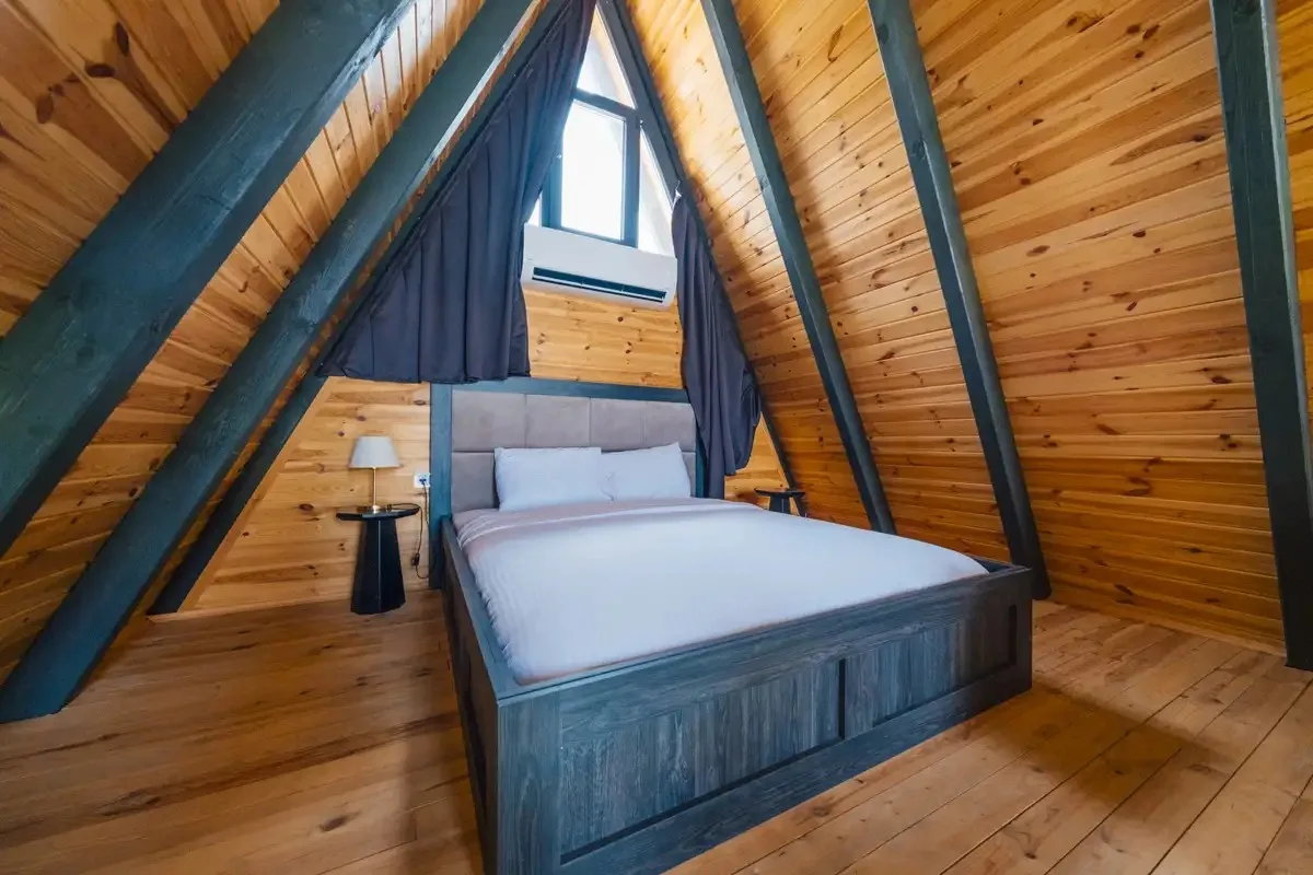 Sapanca My Resort Prive'deki konforlu bungalov odası ve ahşap dekorasyon