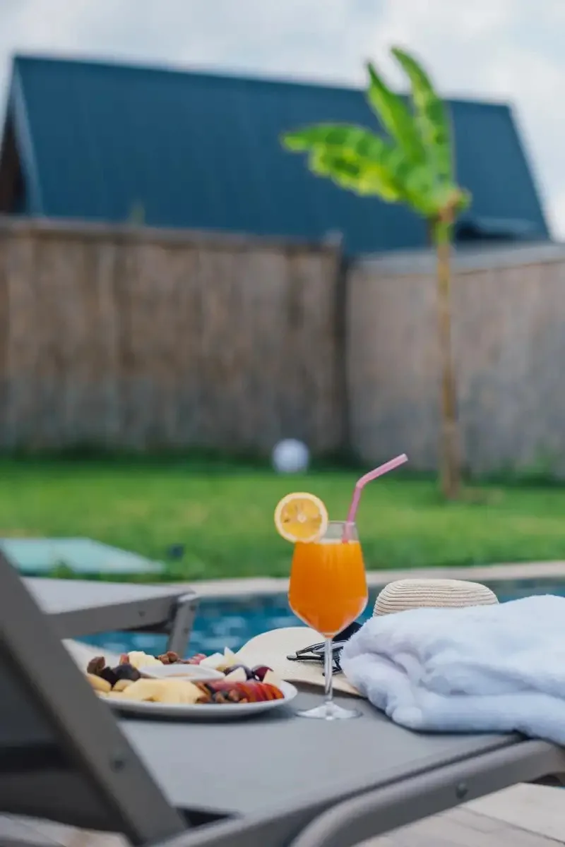 Sapanca My Resort Prive'de özel havuz ve dinlendirici ortamda bir içecek.