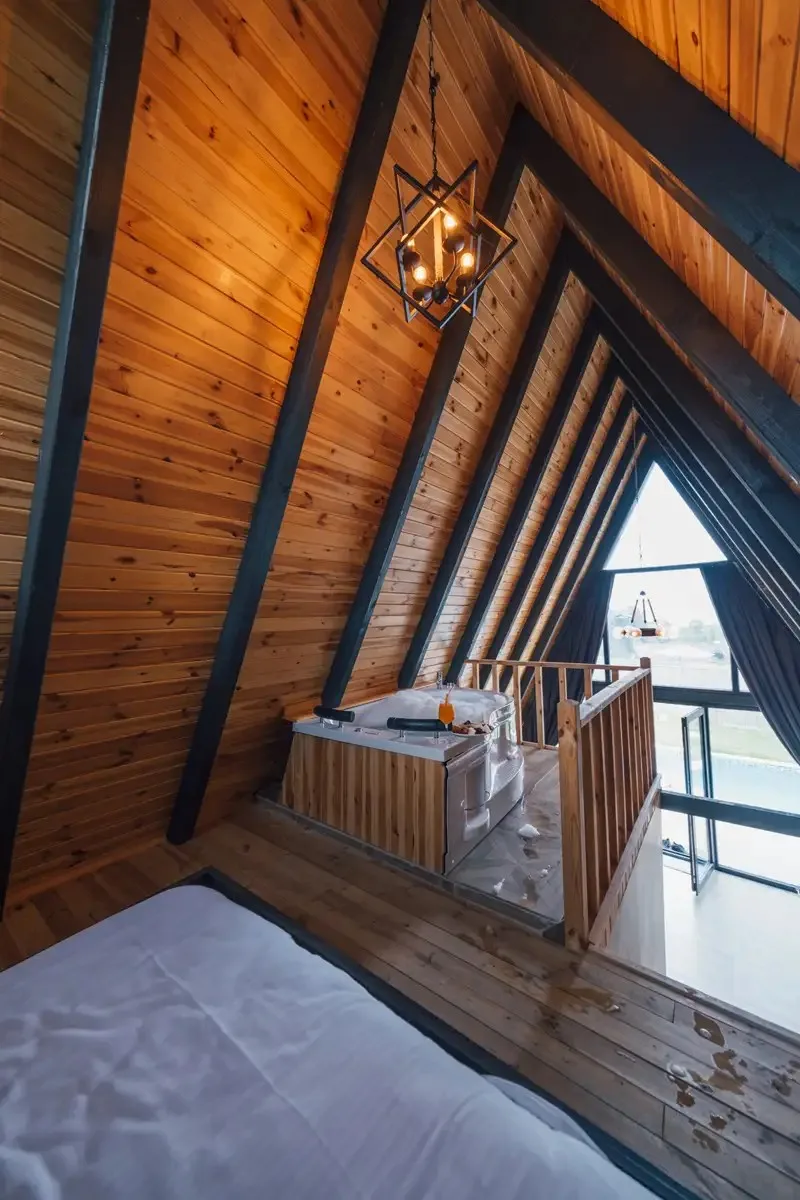 Sapanca My Resort Prive'de özel havuzlu bungalov iç görünümü.
