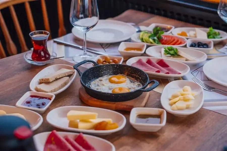 Sapanca My Resort Prive'de sunulan zengin kahvaltı tabağı