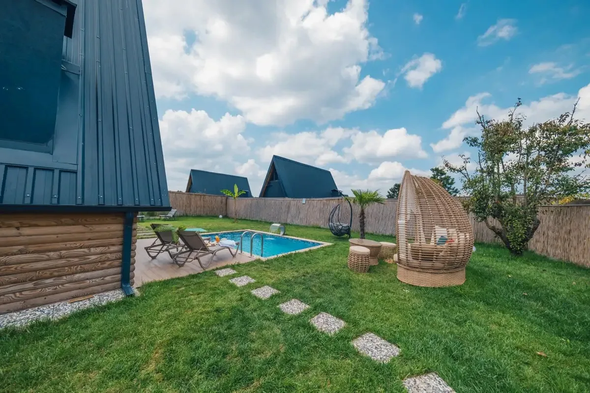 Sapanca My Resort Prive'de özel havuzlu bungalov bahçesi