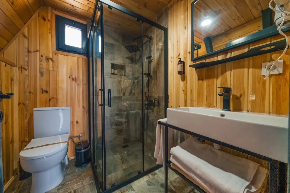 Sapanca My Resort Prive'deki bungalovların modern banyo tasarımı