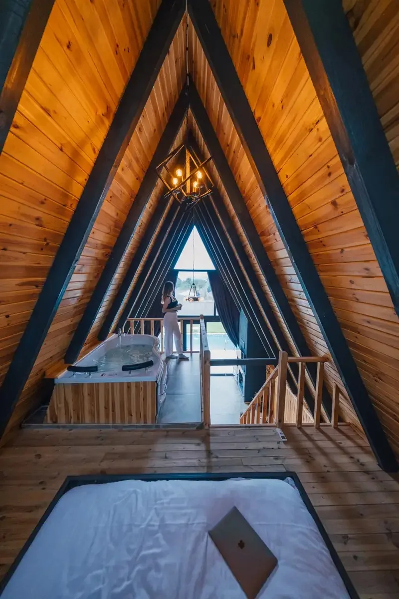 Sapanca My Resort Prive'nin iç mekan görünümü, jakuzi ve doğal ahşap detayları