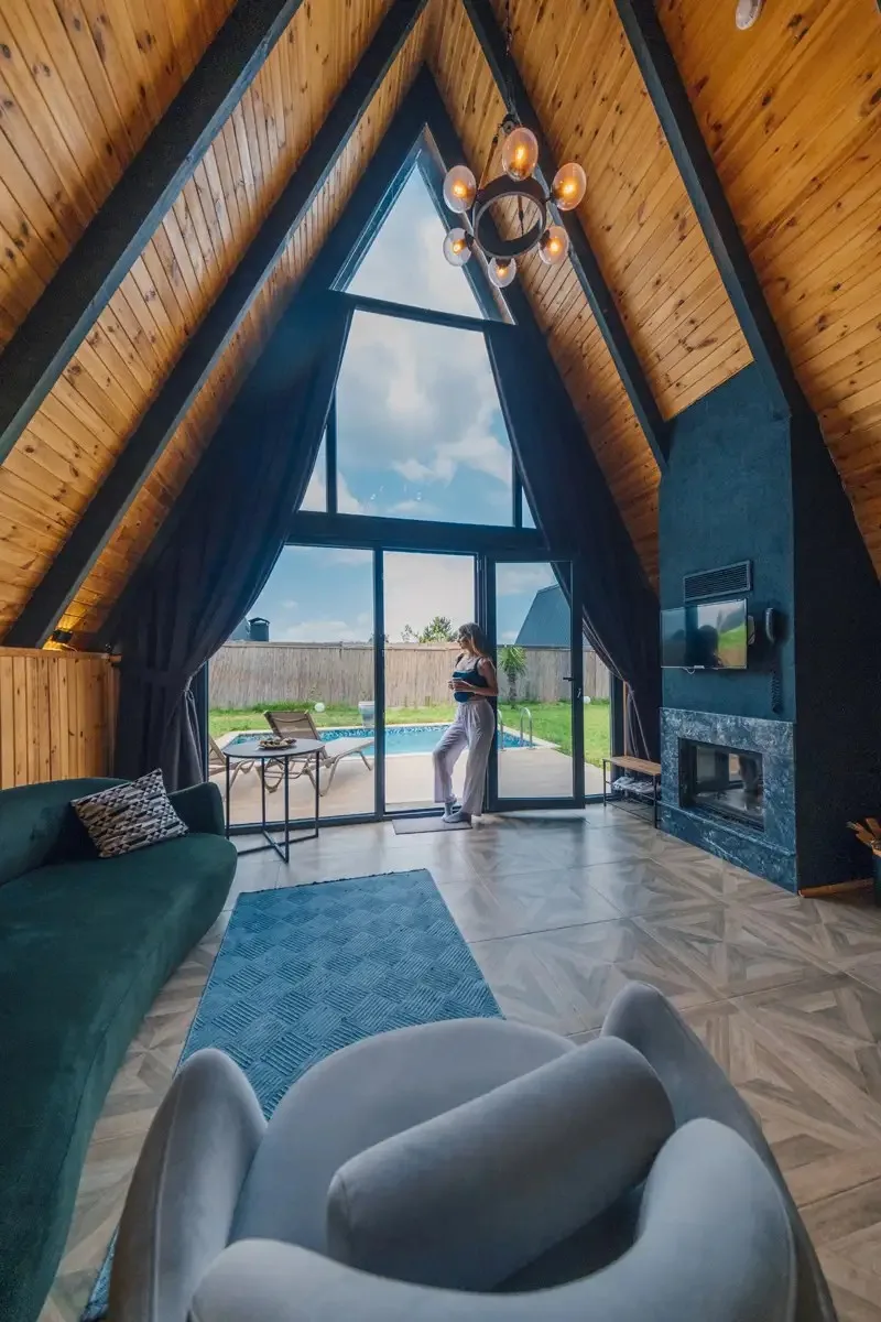 Sapanca My Resort Prive'de özel havuzlu bungalovun iç mekan görünümü.
